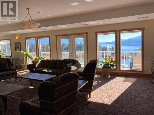 701 14A Crescent Unit# 325, Invermere, BC - Indoor Photo Showing Living Room