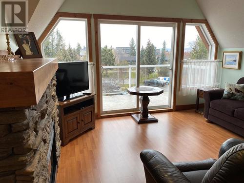 701 14A Crescent Unit# 325, Invermere, BC - Indoor Photo Showing Living Room