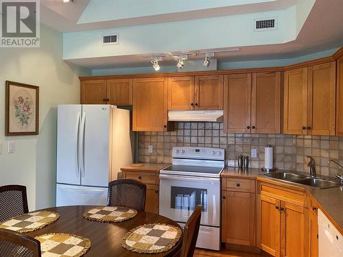 701 14A Crescent Unit# 325, Invermere, BC - Indoor Photo Showing Kitchen With Double Sink