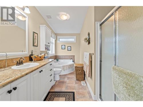 350 & 370 10 Street Se Lot# Lots 3 & 4, Salmon Arm, BC - Indoor Photo Showing Bathroom