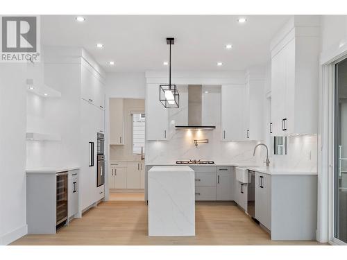 2187 Kentucky Crescent, Kelowna, BC - Indoor Photo Showing Kitchen With Upgraded Kitchen