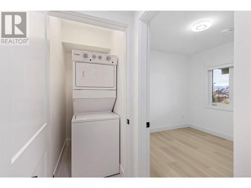 2187 Kentucky Crescent, Kelowna, BC - Indoor Photo Showing Laundry Room