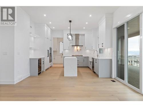 2187 Kentucky Crescent, Kelowna, BC - Indoor Photo Showing Kitchen With Upgraded Kitchen