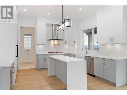 2187 Kentucky Crescent, Kelowna, BC - Indoor Photo Showing Kitchen With Upgraded Kitchen