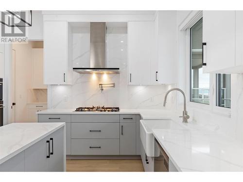 2187 Kentucky Crescent, Kelowna, BC - Indoor Photo Showing Kitchen With Upgraded Kitchen