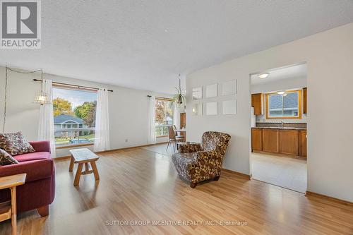 133 Gunn Street, Barrie, ON - Indoor Photo Showing Living Room