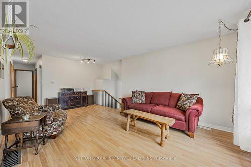 133 Gunn Street, Barrie, ON - Indoor Photo Showing Living Room