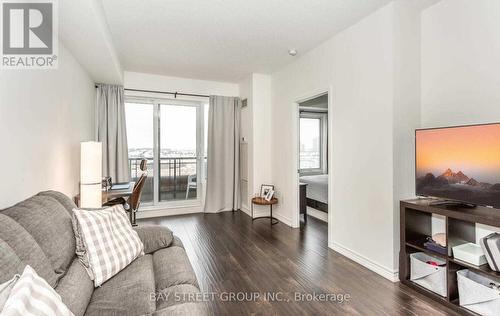 901 - 385 Prince Of Wales Drive, Mississauga, ON - Indoor Photo Showing Living Room