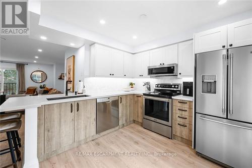 52 - 2530 Northampton Boulevard, Burlington, ON - Indoor Photo Showing Kitchen With Upgraded Kitchen