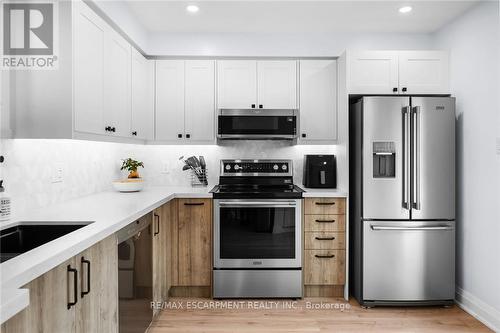 52 - 2530 Northampton Boulevard, Burlington, ON - Indoor Photo Showing Kitchen With Upgraded Kitchen