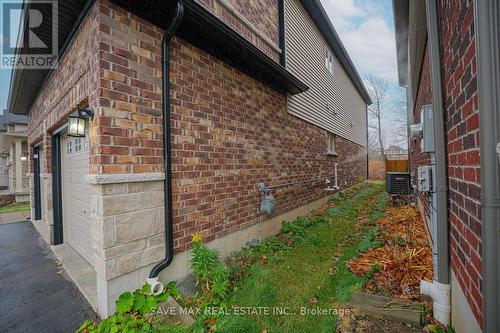 27 Elmbank Trail, Kitchener, ON - Outdoor