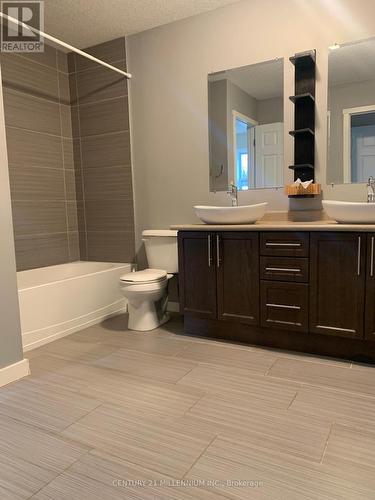 Upper - 447 Stirling Avenue S, Kitchener, ON - Indoor Photo Showing Bathroom