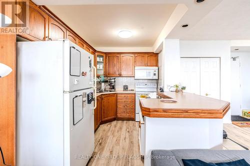 702 - 293 Mohawk Road E, Hamilton, ON - Indoor Photo Showing Kitchen