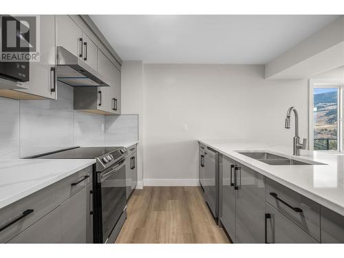 647 Carnoustie Drive, Kelowna, BC - Indoor Photo Showing Kitchen With Double Sink With Upgraded Kitchen