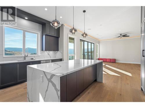 647 Carnoustie Drive, Kelowna, BC - Indoor Photo Showing Kitchen With Upgraded Kitchen