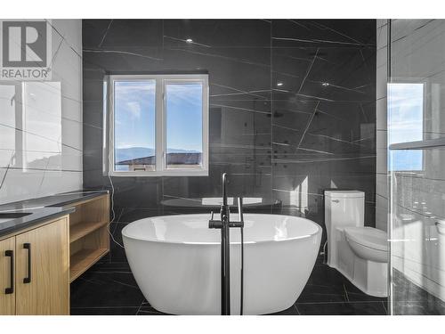 647 Carnoustie Drive, Kelowna, BC - Indoor Photo Showing Bathroom