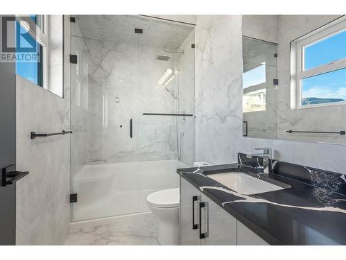 647 Carnoustie Drive, Kelowna, BC - Indoor Photo Showing Bathroom