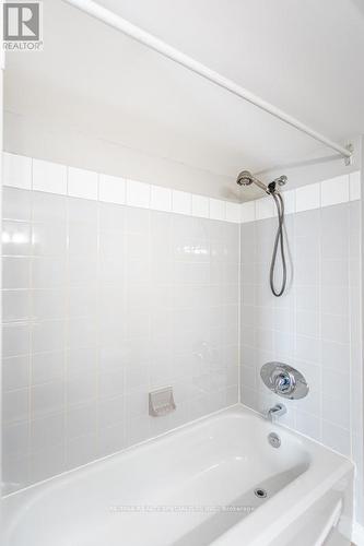 1002 - 25 Trailwood Drive, Mississauga, ON - Indoor Photo Showing Bathroom