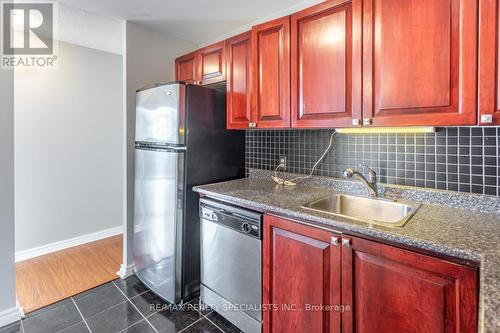 1002 - 25 Trailwood Drive, Mississauga, ON - Indoor Photo Showing Kitchen