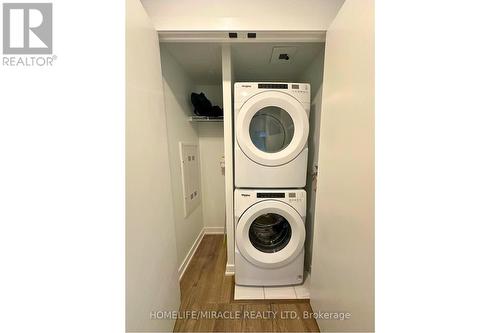 905 - 327 King Street W, Toronto, ON - Indoor Photo Showing Laundry Room