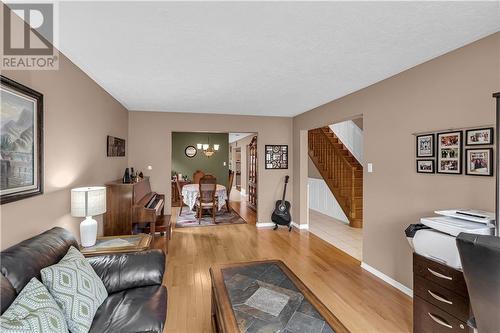 1402 Holy Cross Boulevard, Cornwall, ON - Indoor Photo Showing Living Room