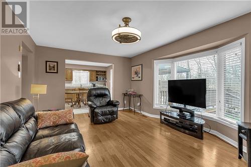 1402 Holy Cross Boulevard, Cornwall, ON - Indoor Photo Showing Living Room