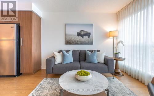 505 - 1048 Broadview Avenue, Toronto, ON - Indoor Photo Showing Living Room