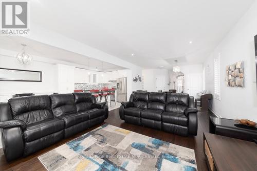 17 Narbonne Crescent, Hamilton, ON - Indoor Photo Showing Living Room