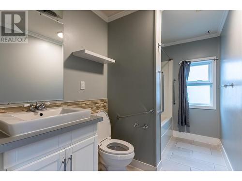 696 St Paul Street, Kamloops, BC - Indoor Photo Showing Bathroom