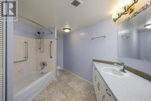 1304 - 185 Ontario Street, Kingston (Central City East), ON - Indoor Photo Showing Bathroom