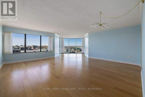 1304 - 185 Ontario Street, Kingston (Central City East), ON - Indoor Photo Showing Living Room