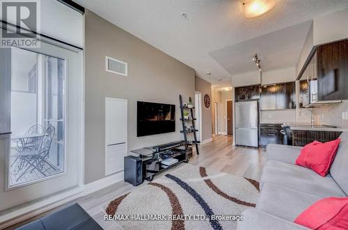 110 - 95 North Park Road, Vaughan, ON - Indoor Photo Showing Living Room