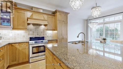 416 Terry Carter Crescent, Newmarket, ON - Indoor Photo Showing Kitchen With Double Sink With Upgraded Kitchen