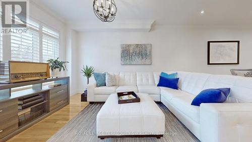 416 Terry Carter Crescent, Newmarket, ON - Indoor Photo Showing Living Room