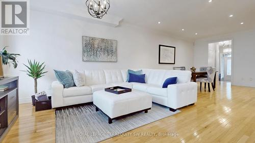 416 Terry Carter Crescent, Newmarket, ON - Indoor Photo Showing Living Room