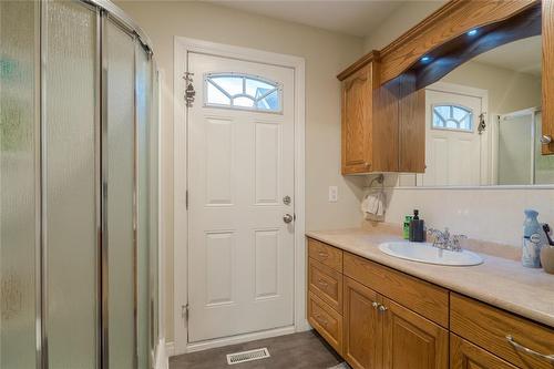 61 Carleton Drive, Steinbach, MB - Indoor Photo Showing Bathroom