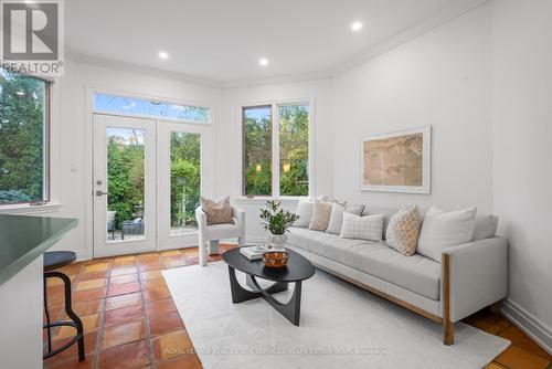 90 Sutherland Drive, Toronto, ON - Indoor Photo Showing Living Room