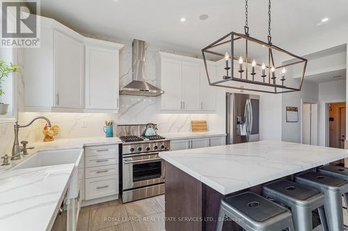 21 Mckay Avenue, New Tecumseth, ON - Indoor Photo Showing Kitchen With Upgraded Kitchen