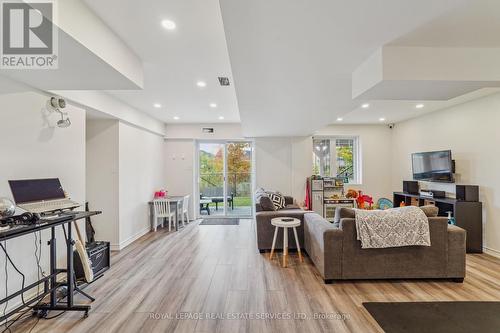 21 Mckay Avenue, New Tecumseth, ON - Indoor Photo Showing Living Room