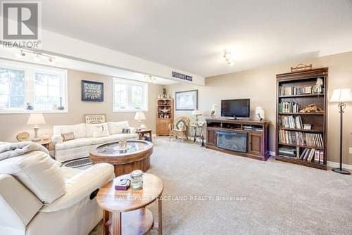 134 Southcrest Drive, Kawartha Lakes, ON - Indoor Photo Showing Living Room