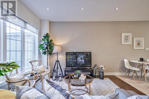 10279 Woodbine Avenue, Markham, ON - Indoor Photo Showing Living Room