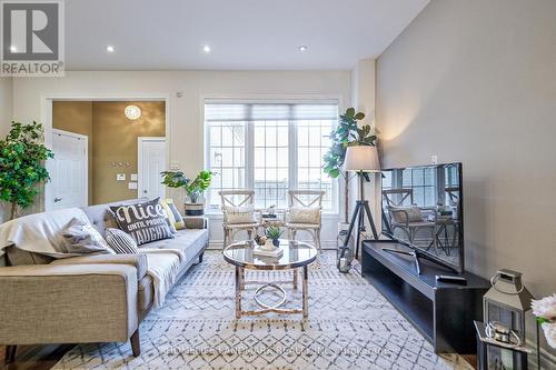 10279 Woodbine Avenue, Markham, ON - Indoor Photo Showing Living Room