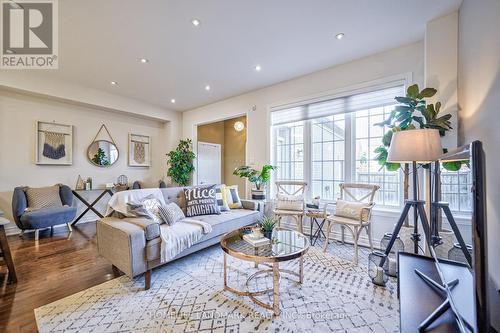 10279 Woodbine Avenue, Markham, ON - Indoor Photo Showing Living Room