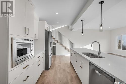 332 Leskiw Bend, Saskatoon, SK - Indoor Photo Showing Kitchen With Double Sink With Upgraded Kitchen