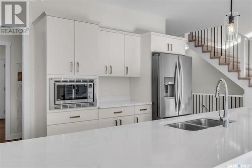 332 Leskiw Bend, Saskatoon, SK - Indoor Photo Showing Kitchen With Double Sink With Upgraded Kitchen