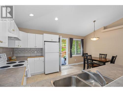 3425 East Boundary Road Unit# 15, West Kelowna, BC - Indoor Photo Showing Kitchen With Double Sink