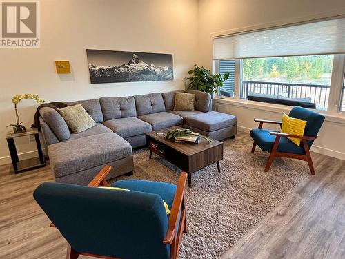 700 Riverside Way Unit# 201, Fernie, BC - Indoor Photo Showing Living Room