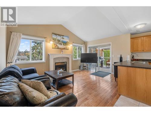 822 Raymer Road, Kelowna, BC - Indoor Photo Showing Living Room With Fireplace