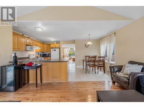 822 Raymer Road, Kelowna, BC - Indoor