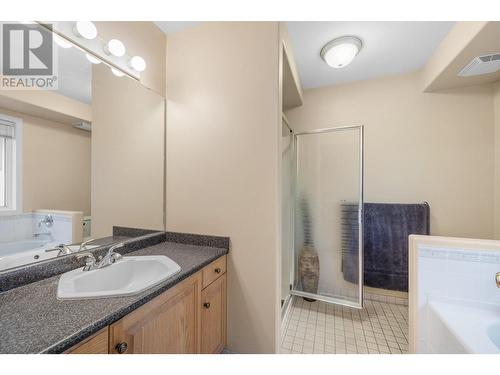 822 Raymer Road, Kelowna, BC - Indoor Photo Showing Bathroom